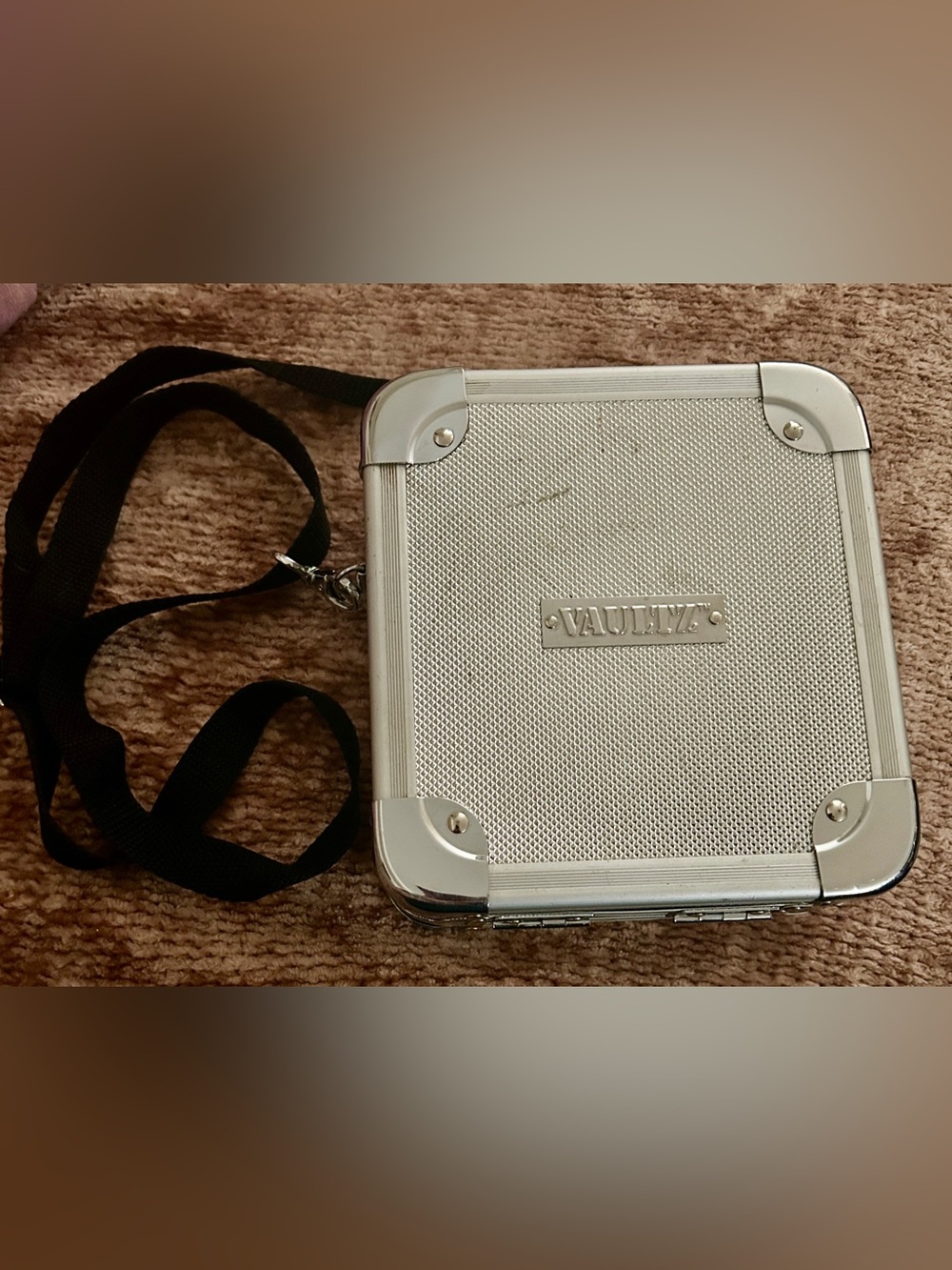 Vaults cd wallet case with 2 keys